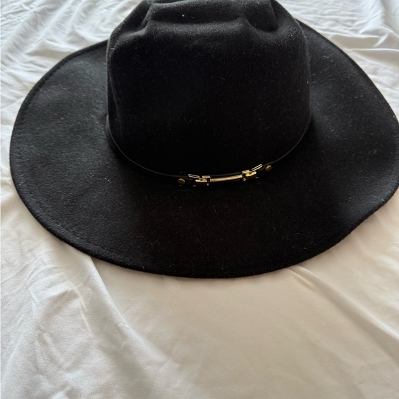 Accessories - Elegant Black Wide-Brim Hat